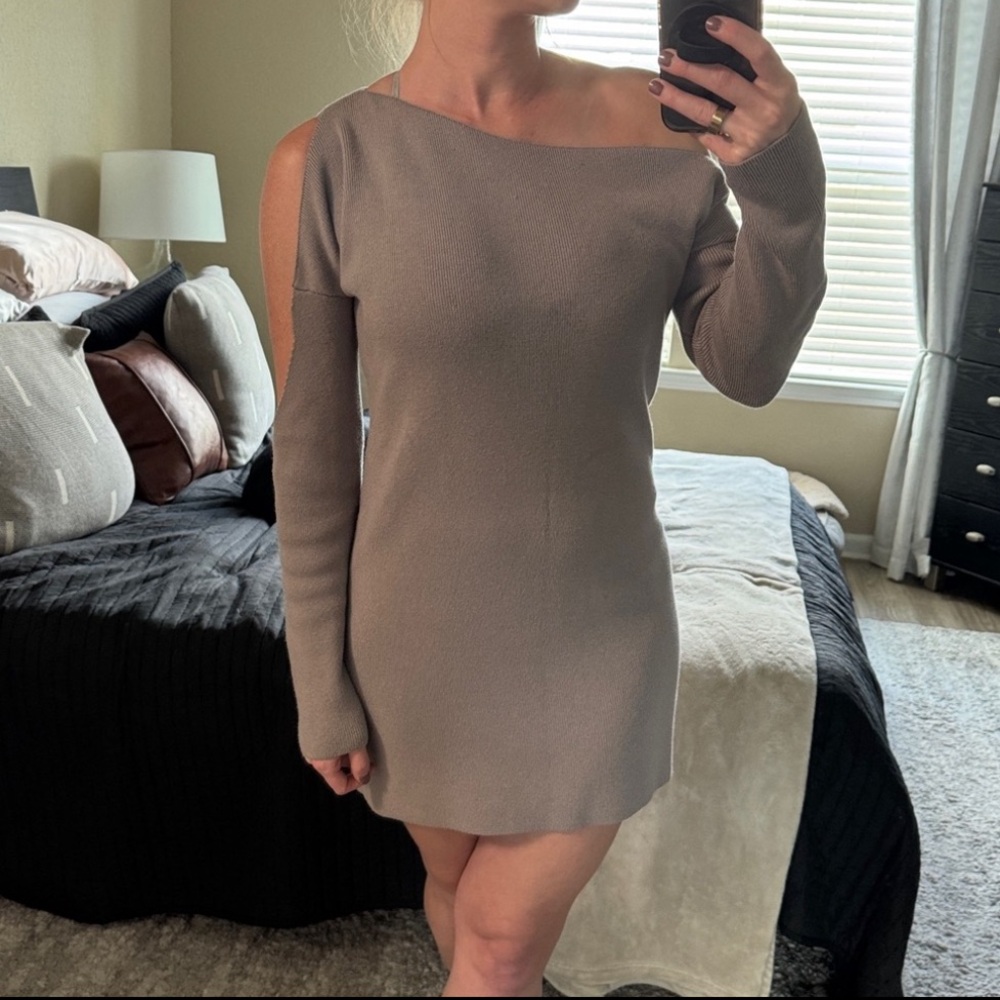 Tobi - Cold shoulder sweater dress - small